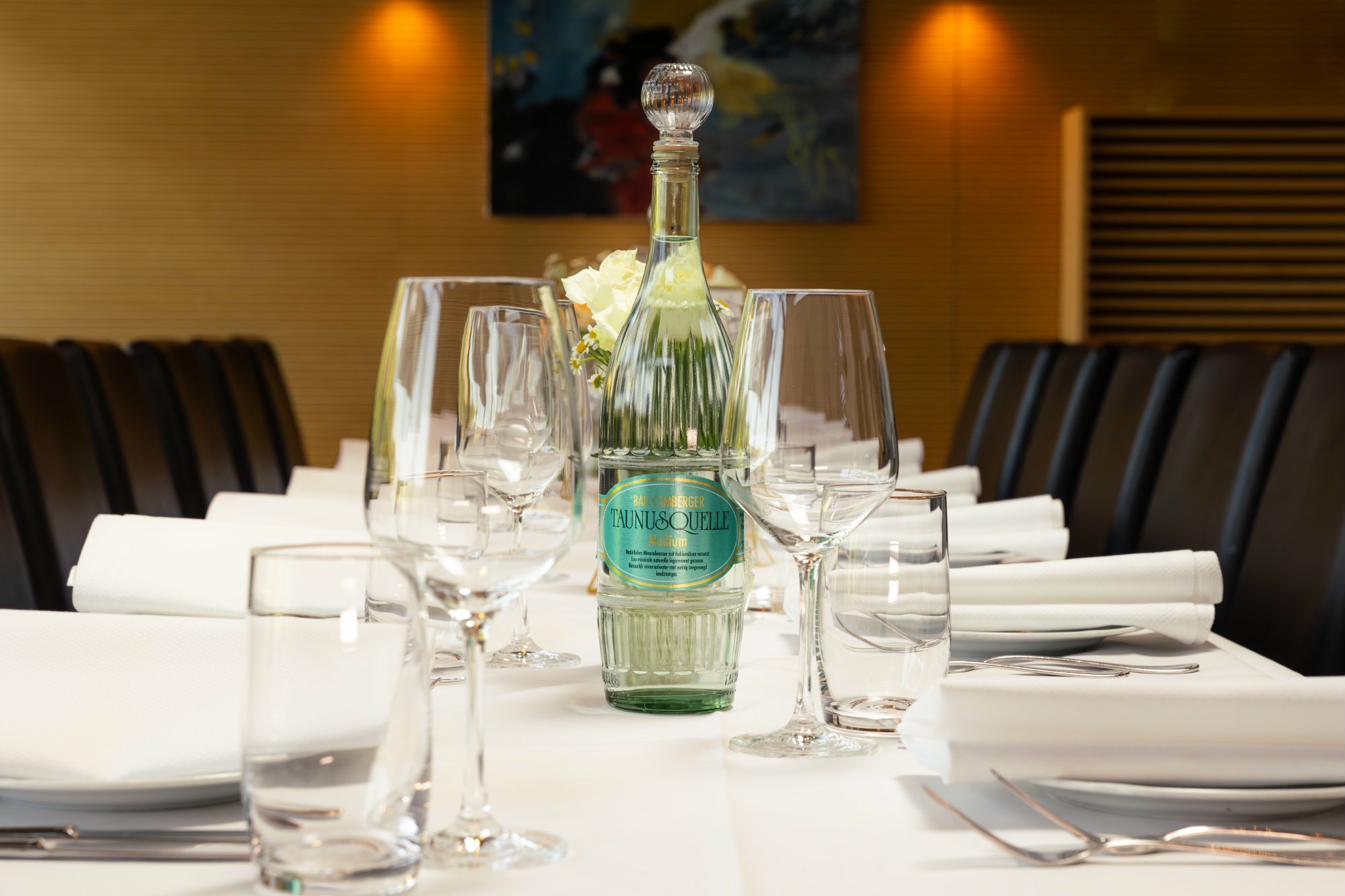 Kaminzimmer festlich gedeckte Tafel mit Kamin im Passions Restaurant Bad Homburg