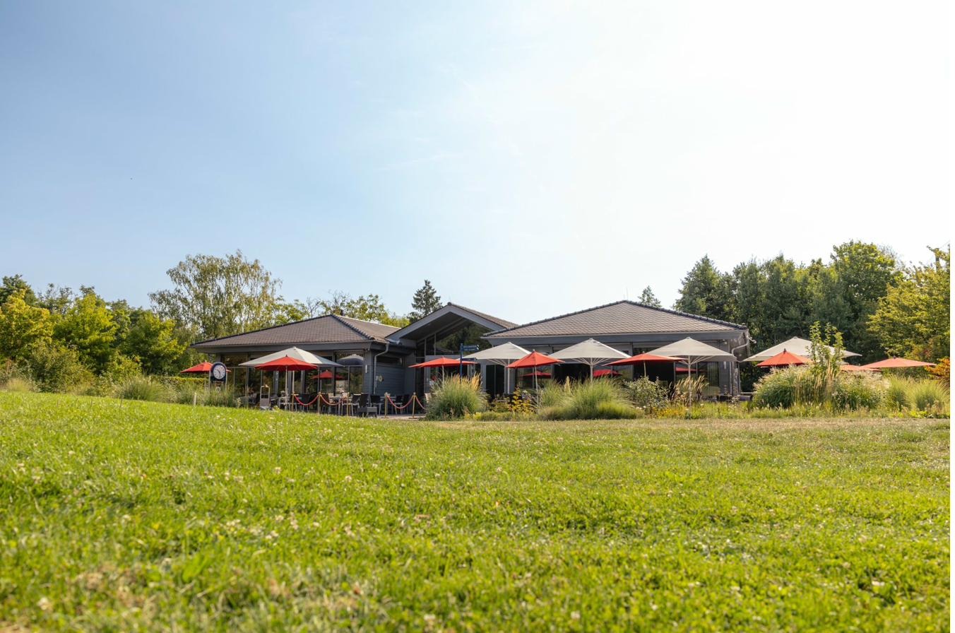 Terrasse mit Sonnenschirmen