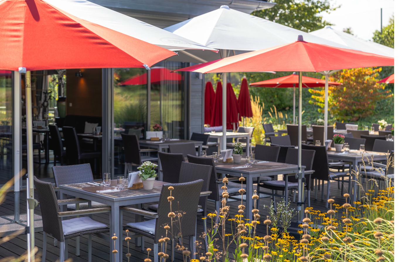 Terrasse mit Sonnenschirmen