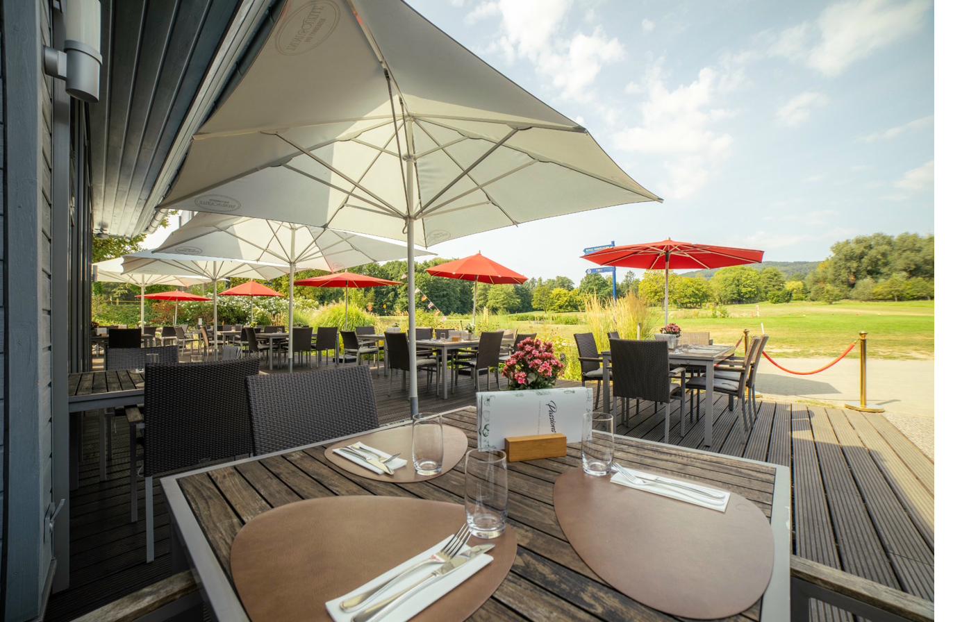 Sonnenterrasse Passions Restaurant mit Panoramablick auf Taunus und Golfplatz Bad Homburg
