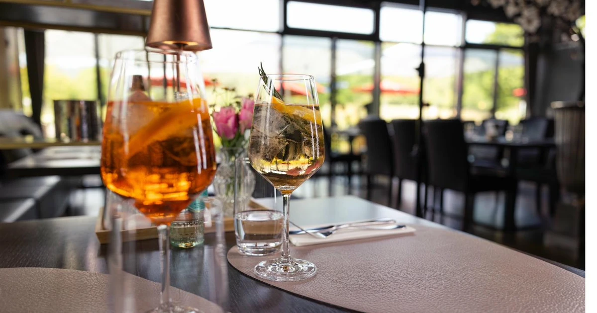Aperol Spritz und Aperitif-Drinks auf der Sonnenterrasse des Passions Restaurant Bad Homburg mit Blick auf den Golfplatz