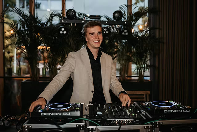 DJ JNEX aus Bad Homburg am Mischpult